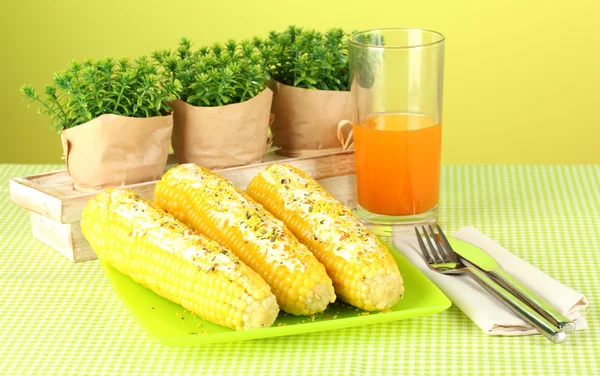 Gekookte maïs met boter en het SAP — Stockfoto