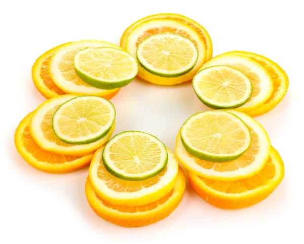 Oranžové vápna a citronem zblízka, izolované na bílém — Stock fotografie
