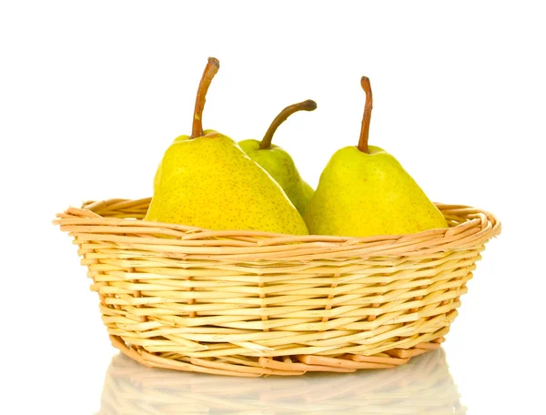 孤立在白色的柳条篮中早熟梨 — 图库照片