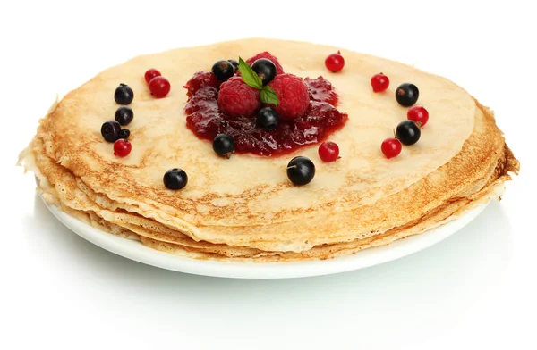 열매와 흰색 절연 접시에 잼 맛 있는 팬케이크 — 스톡 사진