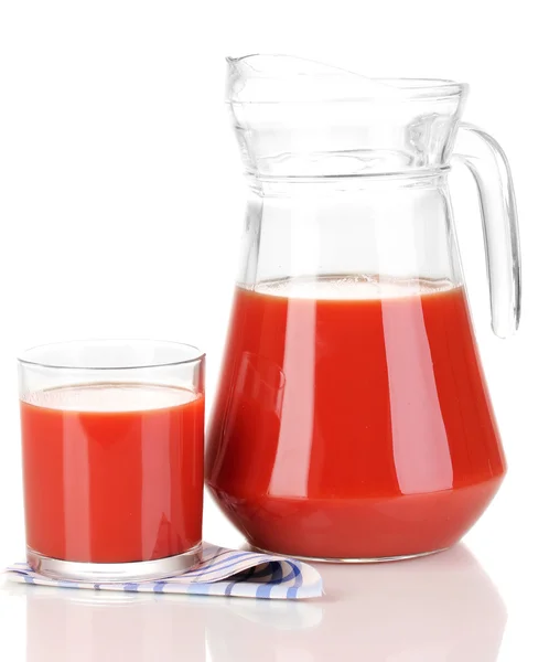 Jugo de tomate en jarra y vaso aislado sobre blanco —  Fotos de Stock