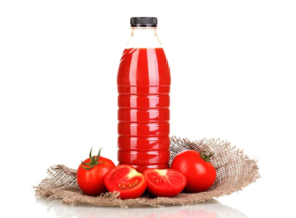 Jugo de tomate en botella sobre saco aislado sobre blanco — Foto de Stock