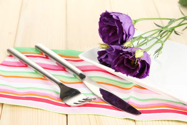 Naczynia z kwiatów na jasne serwetka szczegół — Zdjęcie stockowe