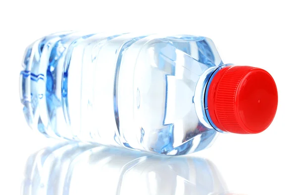 Plastikflasche mit Wasser isoliert auf weiß — Stockfoto