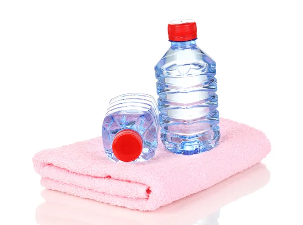 पांढरा वर वेगळे टॉवेलवर पाणी प्लॅस्टिक बाटल्या — स्टॉक फोटो, इमेज