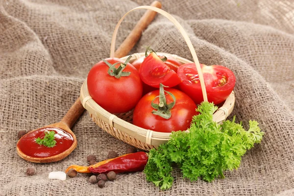Kečup a zralých rajčat na vyhození detail — Stock fotografie