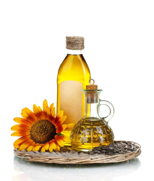 Olej w butelkach, słonecznik i nasiona na białym tle — Zdjęcie stockowe
