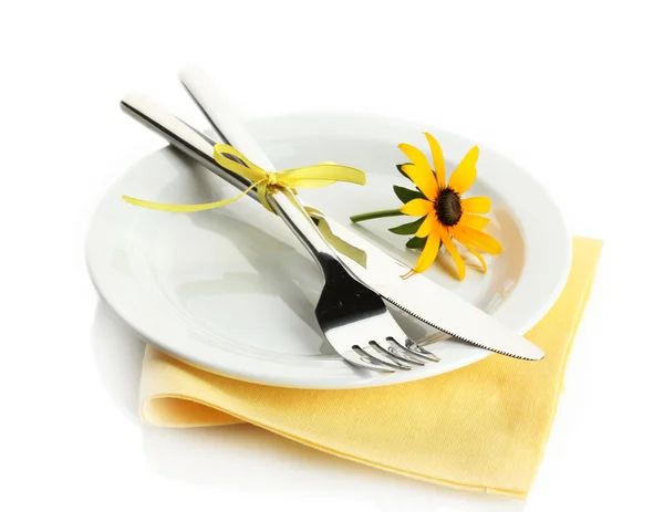 Κουτάλι, πιρούνι και λουλούδι στο πιάτο, που απομονώνονται σε λευκό — Φωτογραφία Αρχείου
