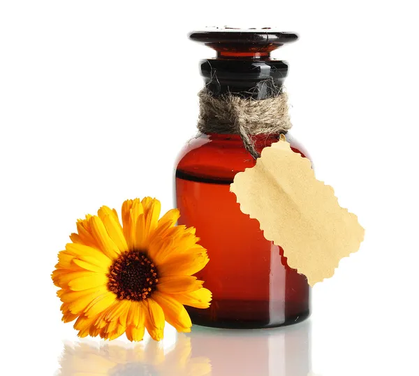 Medizinflasche und schöne Ringelblume, isoliert auf weiß — Stockfoto