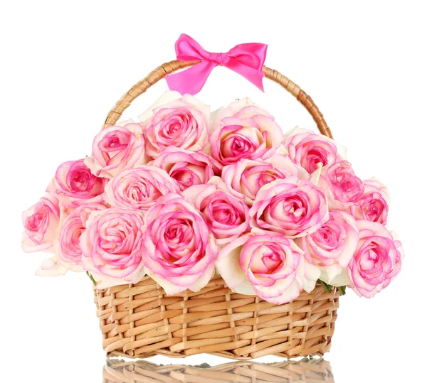 Belo buquê de rosas rosa em cesta, isolado em branco — Fotografia de Stock