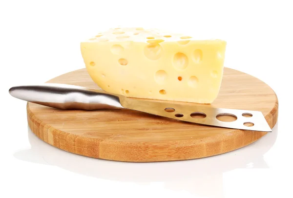 Queijo saboroso e faca na placa de madeira isolada no branco — Fotografia de Stock