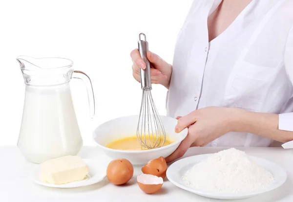 Dłonie kobiety Mieszanie jaj w misce izolowane na białym — Zdjęcie stockowe