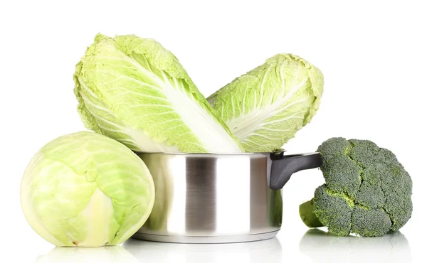 Kastrol zelí a brokolice izolovaných na bílém — Stock fotografie