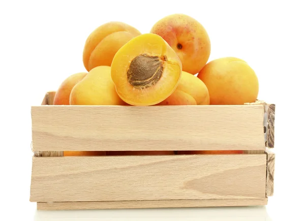 Rijp abrikozen in houten doos geïsoleerd op wit — Stockfoto