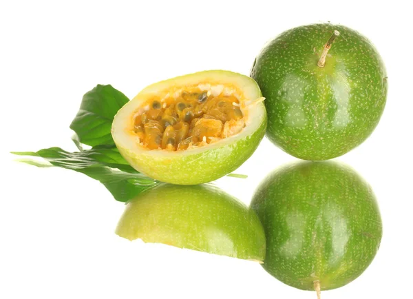 Gröna passionsfrukt isolerad på vit bakgrund närbild — Stockfoto