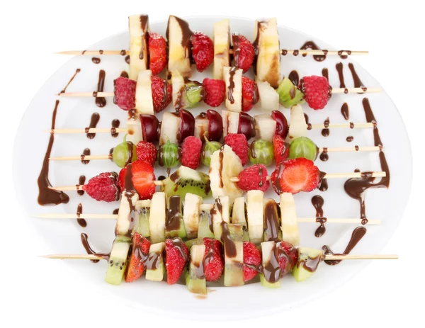 Смешанные фрукты и ягоды на шампуре с шоколадом изолированы на белом — стоковое фото