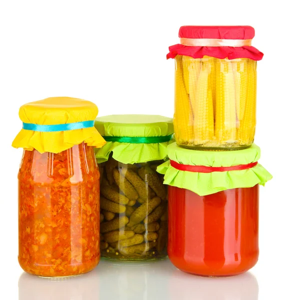 Sklenice s konzervované okurky, kukuřice, lecho a rajčata vložte izolované na bílém — Stock fotografie