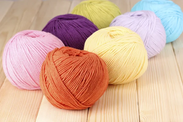 Knitting yarn on wooden background — Stock Photo, Image