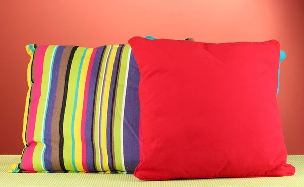 Almohadas sobre fondo rojo —  Fotos de Stock
