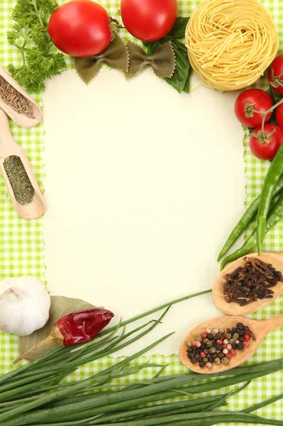 Papel para recetas, verduras y especias sobre fondo verde — Foto de Stock