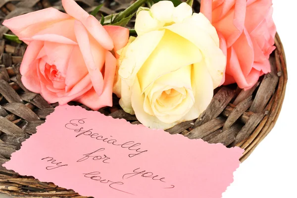 Όμορφα τριαντάφυλλα σε λυγαριά χαλί με κάρτα που απομονώνονται σε λευκό白で隔離される木製美術パレット — Φωτογραφία Αρχείου