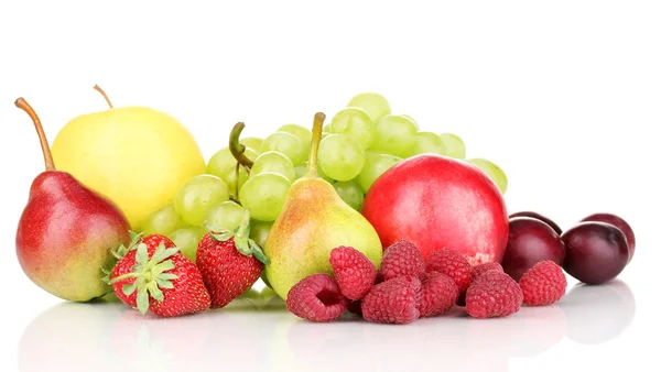 Dojrzałe słodkie owoce i jagody na białym tle — Zdjęcie stockowe