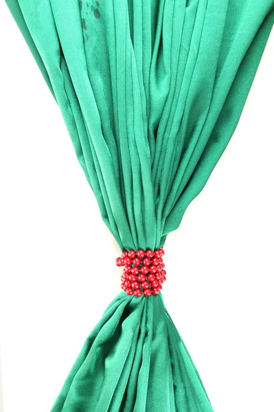 Grünes Tuch gebunden mit Perlen isoliert auf weißem Grund — Stockfoto