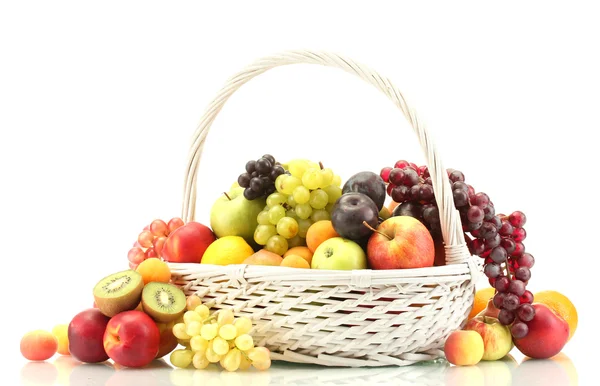 Surtido de frutas exóticas en cesta aislada sobre blanco — Foto de Stock