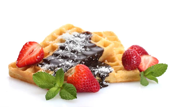 Çilek ve üzerinde beyaz izole nane ile Belçika waffle — Stok fotoğraf