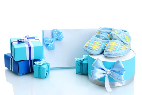 Presentes bonitos, botas do bebê, cartão postal em branco e manequim isolado em branco — Fotografia de Stock
