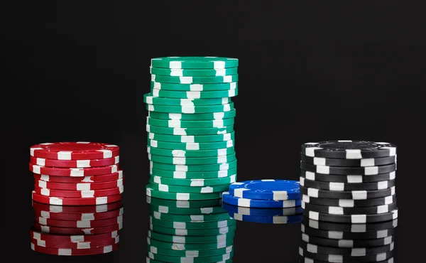 Fichas de casino isoladas em preto — Fotografia de Stock