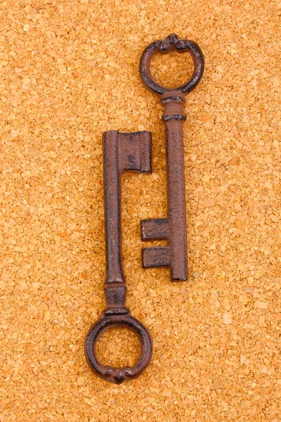 Dos llaves antiguas sobre fondo de corcho — Foto de Stock