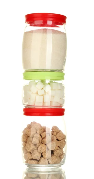 Gläser mit braunem Rohrzuckerklumpen, weißem Kristallzucker und weißem Klumpen Zucker isoliert auf weißem — Stockfoto