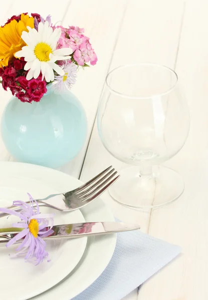 花の美しい休日テーブルの設定 — ストック写真