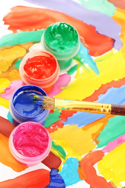 Frascos con gouache colorido en un primer plano de imagen brillante — Foto de Stock