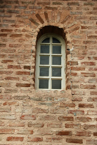 Baksteen muur achtergrond met venster — Stockfoto