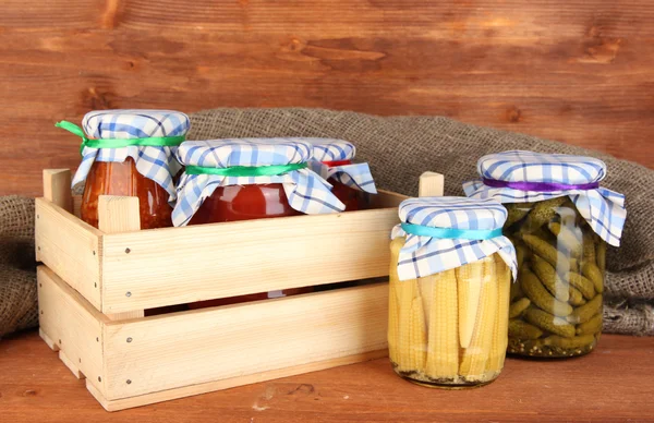 木製の背景はクローズ アップでの野菜の缶詰の jar ファイル — ストック写真