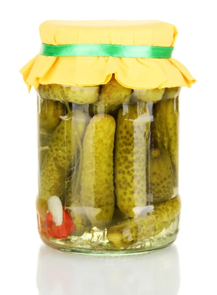 Jar met ingeblikte komkommers geïsoleerd op witte achtergrond — Stockfoto