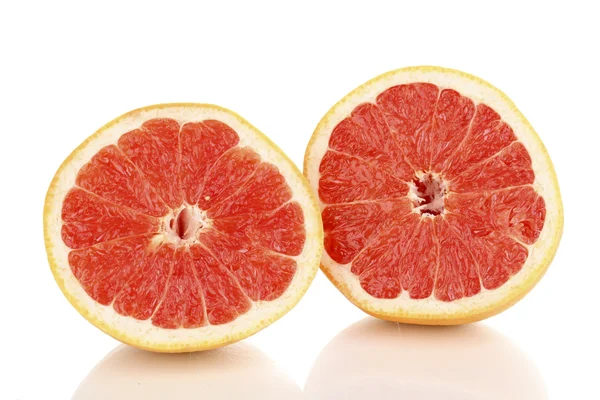 Twee helften van rijp grapefruit geïsoleerd op wit — Stockfoto