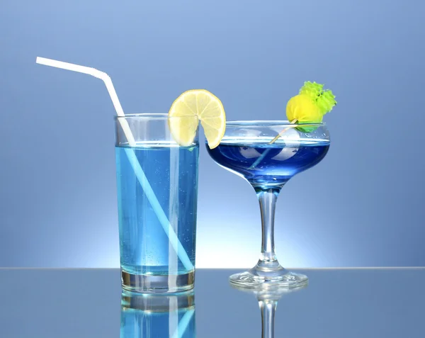 Eine Vielzahl alkoholischer Getränke auf blauem Hintergrund — Stockfoto