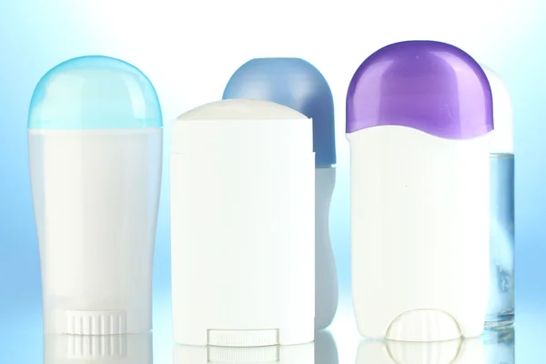 Deodorant op blauwe achtergrond — Stockfoto