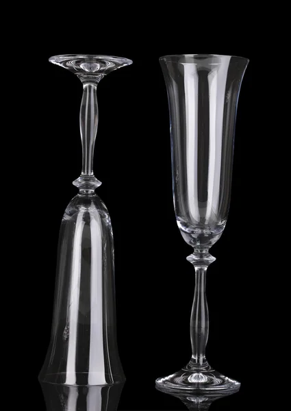 Vasos vacíos para champán aislado en negro — Foto de Stock