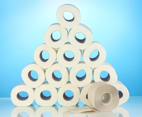 Ruller av toalettpapir på blå bakgrunn – stockfoto