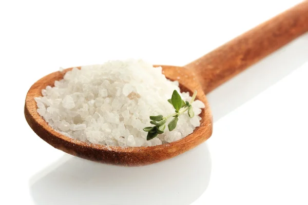 盐中勺子与隔绝在白色的新鲜百里香 — 图库照片