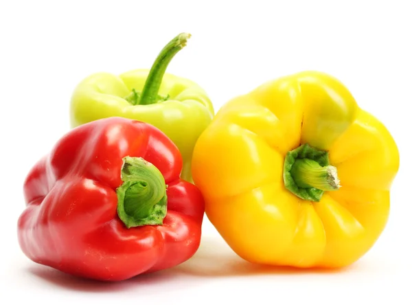 Verse gele, rode en groene paprika geïsoleerd op wit — Stockfoto