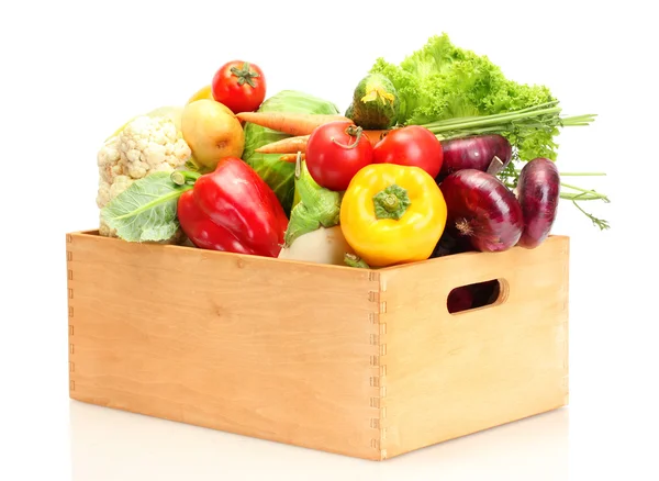 Verduras frescas en caja de madera aislada en blanco — Foto de Stock