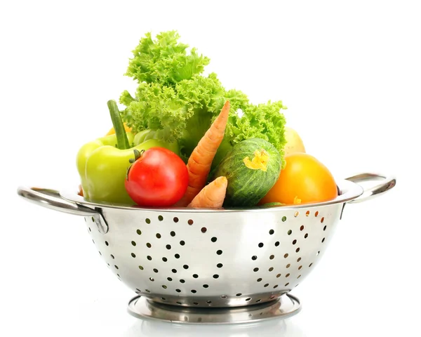 चांदी कोलंडर में ताजा सब्जियां सफेद पर अलग — स्टॉक फ़ोटो, इमेज