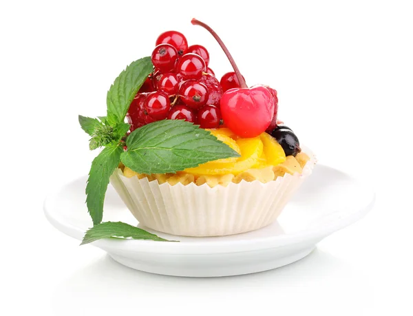 フルーツとベリーの白で隔離される甘美なケーキ — ストック写真