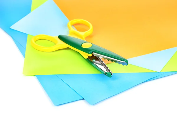 Ciseaux en zigzag coloré avec papier de couleur isolé sur blanc — Photo