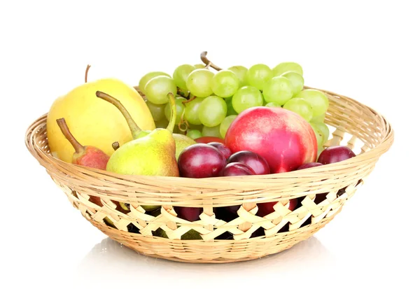 Mix av mogna söta frukter och bär i korg isolerad på vit — Stockfoto